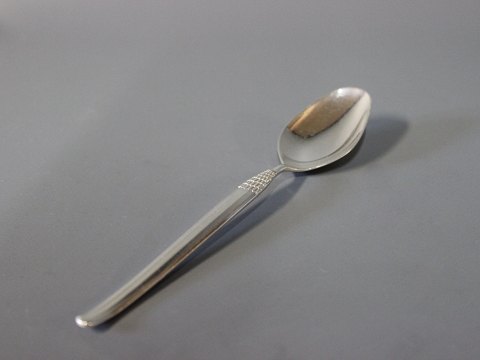 Dessert spoon in Cheri, silver plate.
5000m2 showroom.
