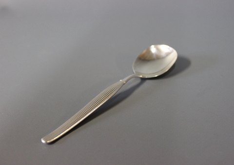 Marmelade spoon in Savoy, silver plate.
5000m2 showroom.
