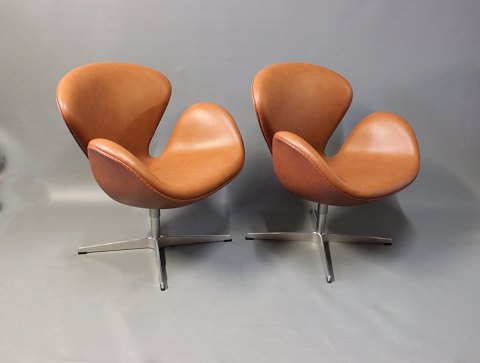 Et par Svanestole af Arne Jacobsen og Fritz Hansen.5000m2 udstilling.