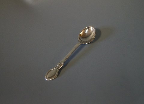 Tea spoon no. 18 by Evald Nielsen, hallmarked silver.
5000m2 showroom.