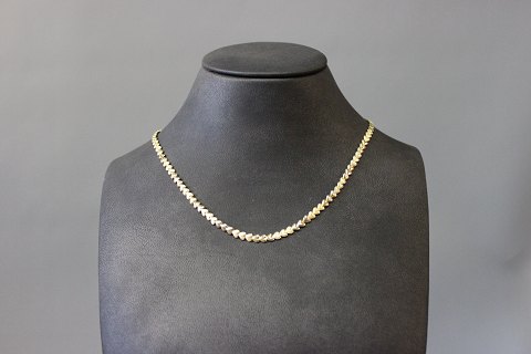 Collier of Hearts in 14 ct. gold.
5000m2 showroom.