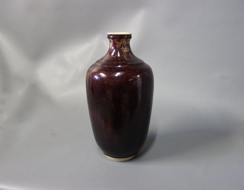 Beautiful vase with a oxblood glaze by Henning Nilsson in the town Häganäs.
5000m2 showroom.