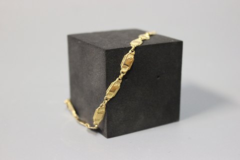 Simple bracelet in 8 ct. gold.
5000m2 showroom.