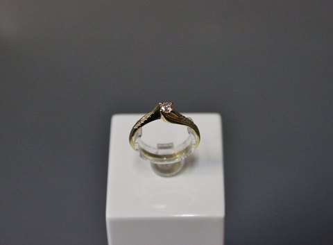Ring in 14 ct. gold with 1 diamond - 0,30 ct. along with 12 smaller diamonds - 
0,12 ct. 
5000m2 showroom.