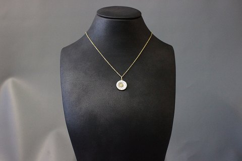 Georg Jensen DAISY pendant with chain in gilded 925 sterling silver.
5000m2 showroom.