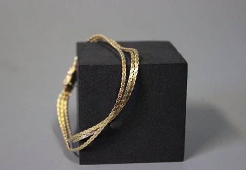 Beautiful simpel gold bracelet in 14 ct. with 3 chains and simpel Lock.
5000m2 showroom.