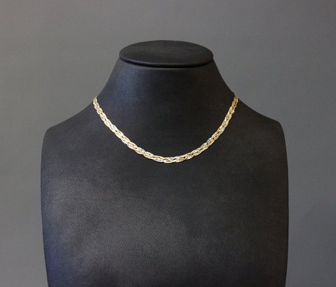 Beautiful necklace in 14 ct. redgold, whitegold and gold.
5000m2 showroom.