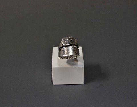 Hans Hansen ring in 925 sterling silver.
5000m2 showroom.