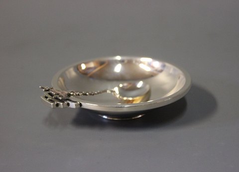 Small delicate salt bowl with salt spoon in hallmarked silver.
5000m2 showroom.