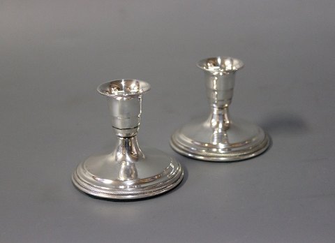 A pair of low candlesticks in 830 silver with felt at the bottom. 
5000m2 showroom.