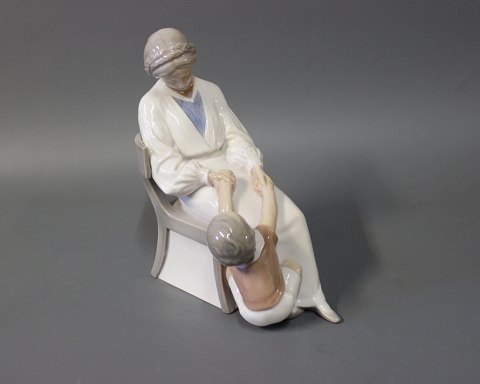 Large B&G figurine, Mother and Child, no. 1642.
5000m2 showroom.