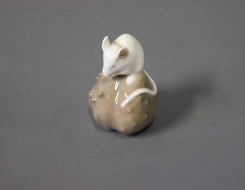 Royal figurine Mouse on a chesnut, no. 511.
5000m2 showroom.