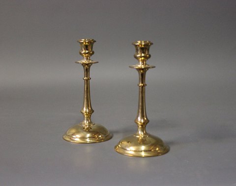 A pair of small candlesticks in brass.
5000m2 showroom.
