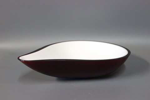 Drop shaped glass dish/bowl by an unknown artist.
5000m2 showroom.