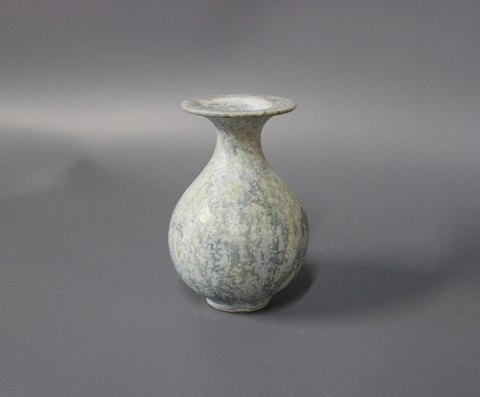 Fin lille grå keramik vase af Arne Bang, nr. 51.
5000m2 udstilling.