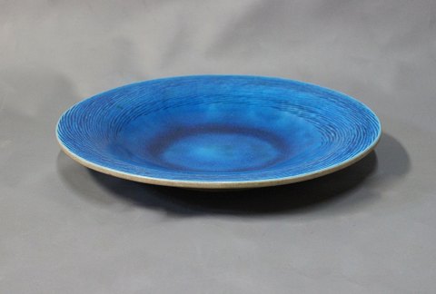 Stort keramik fad med mørkeblå glasur af Herman Kähler.
5000m2 udstilling.