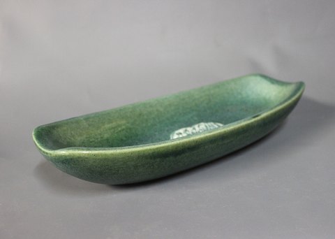 Aflangt mørkegrønt keramik fad fra Thorup.
5000m2 udstilling.
