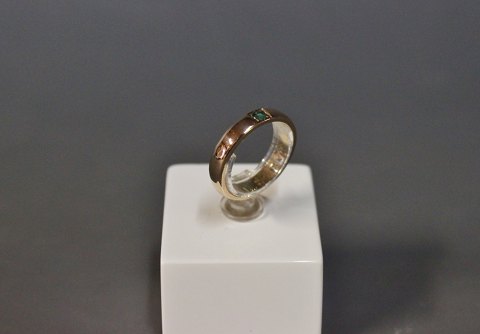 Simpel 18 carat redgold ring with small emerald.str 56
5000m2 showroom.