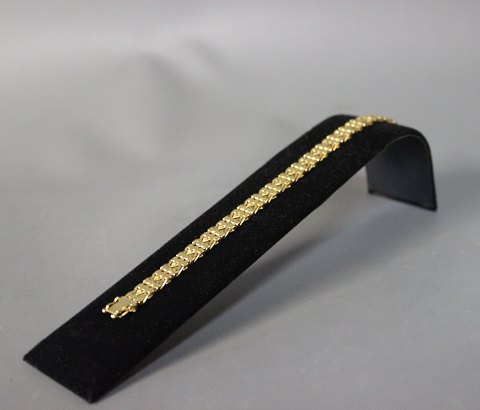 Bracelet in 18 ct. gold stamped Surel.
5000m2 showroom.