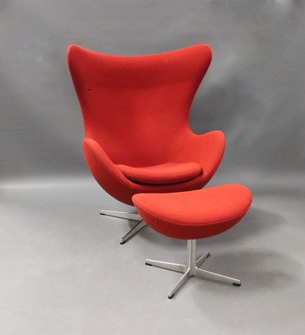 The Egg, model 3316, and stool, model 3327, upholstered in red wool, by Arne 
Jacobsen and Fritz Hansen.
5000m2 showroom.