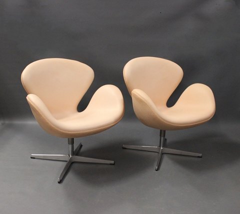 Et par Svanestole, model 3320, i vegetal læder af Arne Jacobsen og Fritz Hansen.5000m2 udstilling.