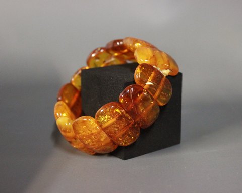 Simpel amber bracelet.
5000m2 showroom.
