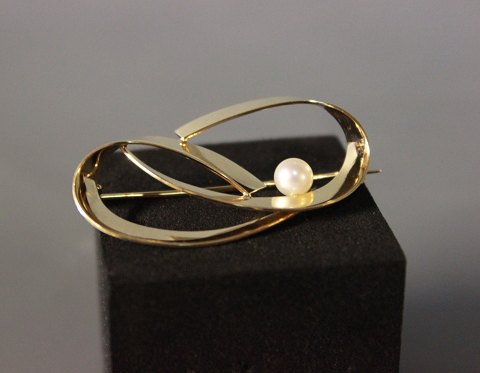Brooch in 14 ct. gold with Pearl stamped Br.J.
5000m2 showroom.
