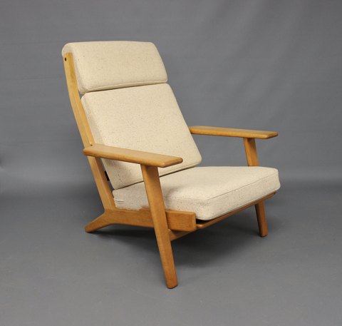 Armchair with high back, model GE290A,  by Hans J. Wegner and GETAMA.
5000m2 showroom.
