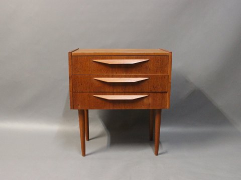 Small chest of drawers in teak of Danish Design from the 1960s.
5000m2 showroom.