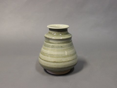 Fin keramik vase i grøn glasur fra Höganäs og 1960erne.
5000m2 udstilling.
