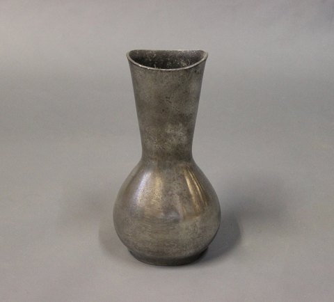 Vase i tin af Just Andersen, nummereret 2617.
5000m2 udstilling.