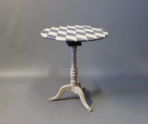 Grey painted lamp-/sidetable with checkered surface in the style of Gustavian 
from around the year 1840.
5000m2 showroom.