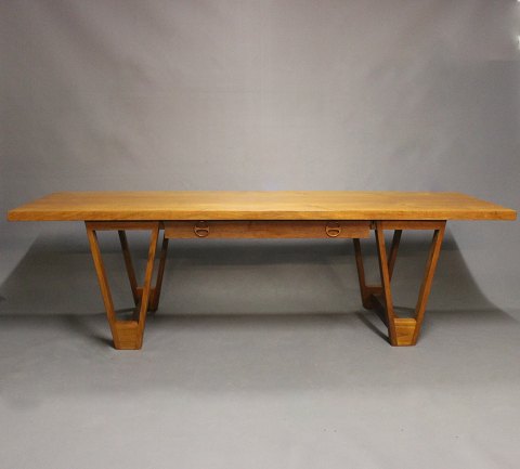 Stort sofabord i teak designet af Illum Wikkelsø og fra 1960erne. 
5000m2 udstilling.
