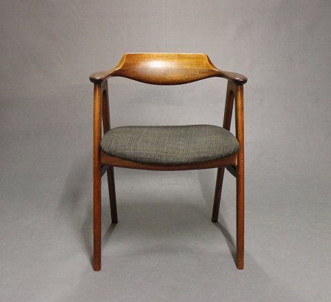 Armchair in teak and seat of dark wool, danish design from the 1960s.
5000m2 showroom.
