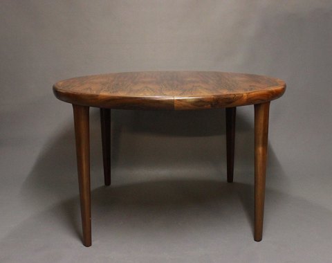 Spisebord i palisander designet af Arne Vodder og fra 1960erne. 
5000m2 udstilling.