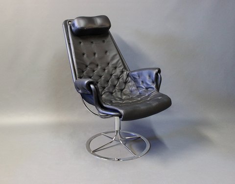 Easy chair, model Jetson 69, in black classic leather designed by Bruno 
Mathsson.
5000m2 showroom.