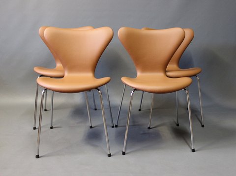 Et sæt af 4 Syver stole af Arne Jacobsen og Fritz Hansen i cognac farvet klassisk læder.5000m2 udstilling.