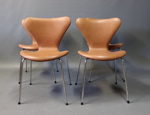 Et sæt af 4 Syver stole af Arne Jacobsen og Fritz Hansen i cognac farvet elegance læder.5000m2 udstilling.