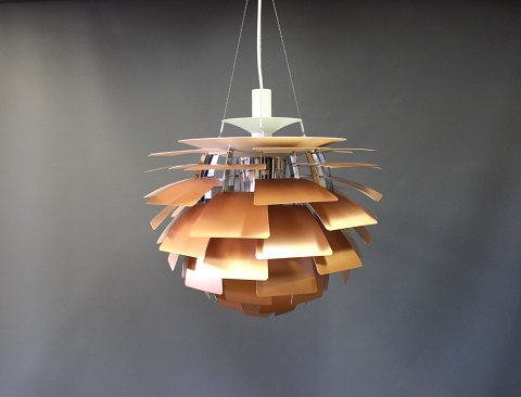 Artichoke, 60, in copper designed by Poul Henningsen and manufactured by Louis 
Poulsen.
5000m2 showroom.