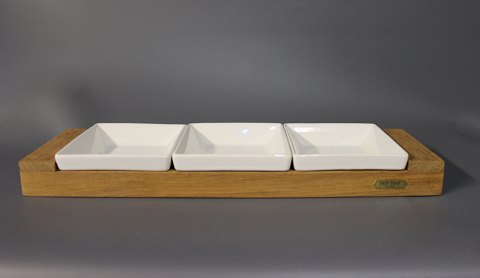 Trip Trap serving tray in oak with three small porcelain dishes.
5000m2 showroom.

