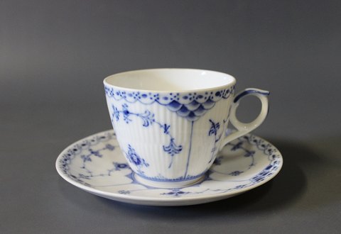 Royal Copenhagen blue fluted half lace coffee cup and saucer, no.: 1/626.
5000m2 showroom.
