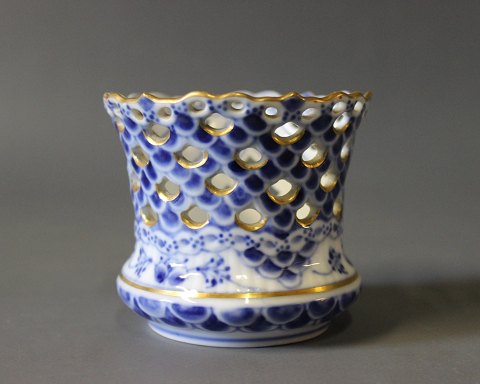 Royal Copenhagen blue fluted lace vase with gilded edge, no.: 1/1015.
5000m2 showroom.