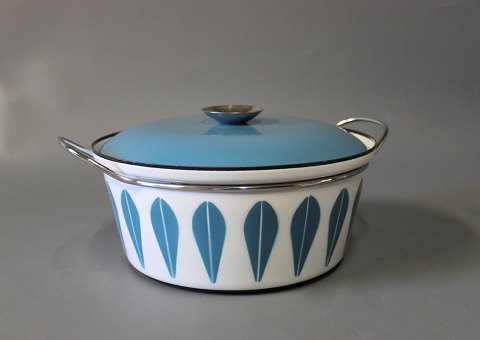 Enamel pot designed by Grete Prytz Kittelsen, 1917-2017, for Catrineholm from 
the series Lotus.
5000m2 showroom.