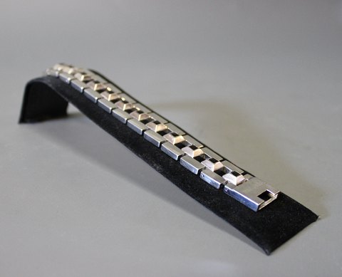 Bracelet in 925 sterling silver with onyx stone by Dyrberg Kern.
5000m2 showroom.