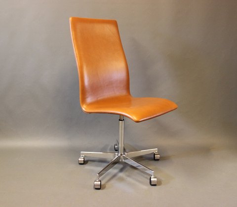 Oxford Classic kontorstol, model 3193C, i cognac farvet savanne læder af Arne Jacobsen og Fritz Hansen.