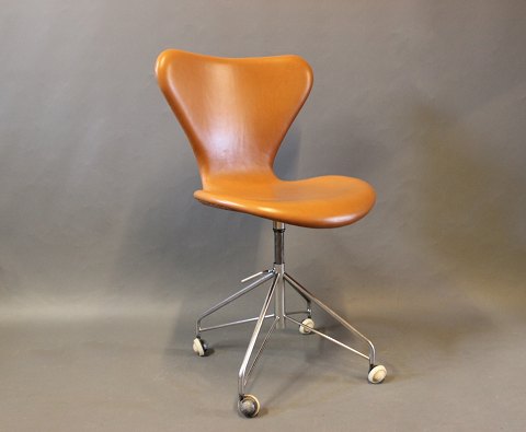 Syver kontorstol, model 3117, af Arne Jacobsen og Fritz Hansen.
5000m2 udstilling.