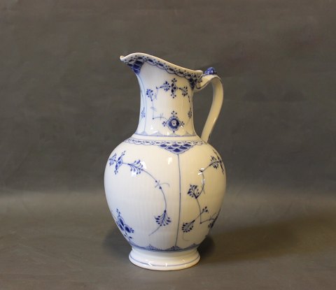 Royal Copenhagen blue fluted half lace chocolate jug with matching lid, no.: 
1/722.
5000m2 showroom.