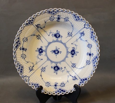 Royal Copenhagen blue fluted lace dinner plate, no.: 1/1084.
5000m2 showroom.