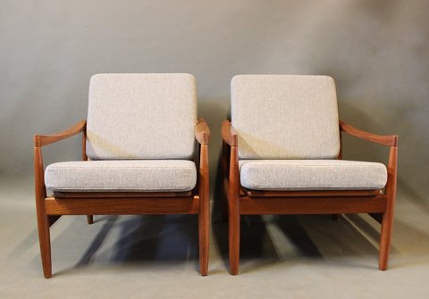 A pair of easy chairs in teak and cushions of light grey wool by Kai Kristiansen 
and Skive Møbelfabrik.
5000m2 showroom.