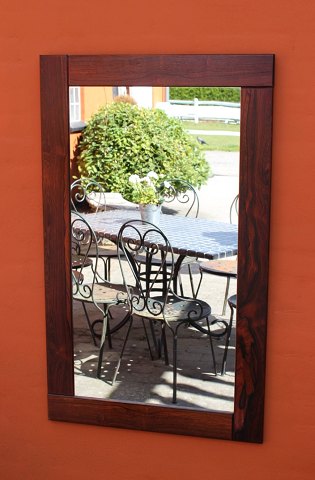 Mirror in wide frame in rosewood of Danish design from the 1960s.
5000m2 showroom.